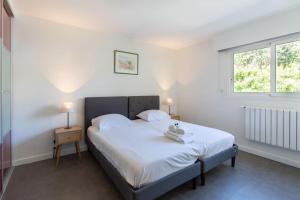 C9 - 2 BDR 10 min Palais Festivals & Sea - AC, Parking & Balcony