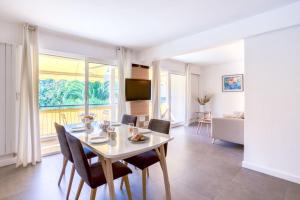 C9 - 2 BDR 10 min Palais Festivals & Sea - AC, Parking & Balcony