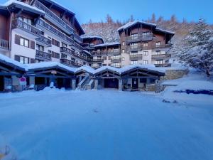 Appartement rénové, ski aux pieds, parking inclus - FR-1-518-97