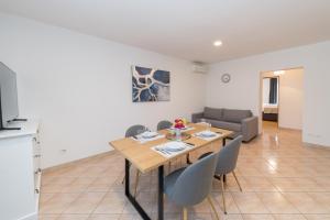 Villa Esea: Poolside Paradise & Relaxing Retreats