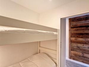 Studio cabine rénové au pied des pistes, Val-dIsère - FR-1-518-134