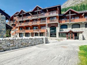 Studio avec mezzanine, balcon, parking proche pistes Val-dIsère - FR-1-518-133