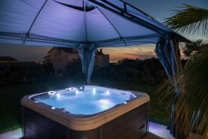 Villa Esea: Poolside Paradise & Relaxing Retreats