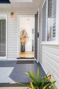 Blissful Merewether Beach Cottage - A Coastal Gem