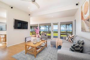 'Swan Cottage' Port Stephens Waterfront Solace