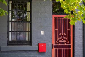 Times Square Terrace - Vibrant Charm in Newys Heart