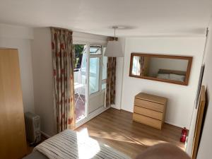 Spacious 2-Bedroom London Flat and 2 Balconies, Wi-Fi, Near Tube & Transport