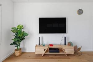 Contemporary Coastal Escape with Sparkling Pool