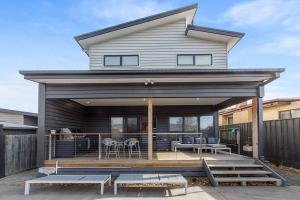 Contemporary Coastal Escape with Sparkling Pool