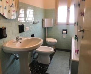 Economy Triple Room with Shared Bathroom room in Venice Treviso Airport Bed