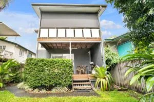 Modern meets Tropical in this Free-standing Home - 凯恩斯