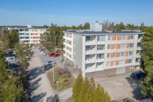 Valoisa yksiƶ parvekkeella