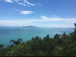 Apartamento novo com 3 quartos e 3 banheiros.