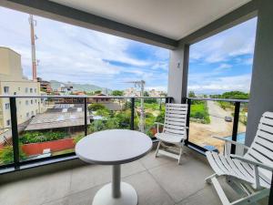 Apartamento novo com 3 quartos e 3 banheiros.