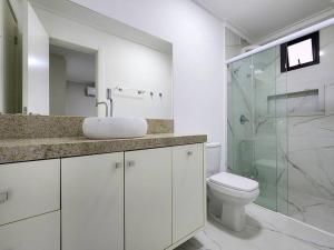 Apartamento novo com 3 quartos e 3 banheiros.