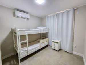 Apartamento novo com 3 quartos e 3 banheiros.