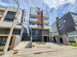 Apartamento novo com 3 quartos e 3 banheiros.