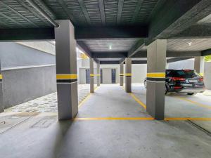 Apartamento novo com 3 quartos e 3 banheiros.