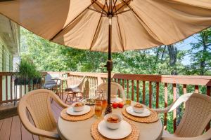 Relax Fireside Getaway 2 Mi to Silver Dollar City