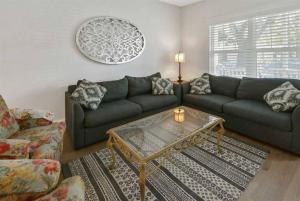 Peaceful Porch Perfect Downtown Retreat