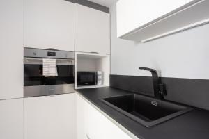 Sunny Beachside Haven 2 BD in the Marina District