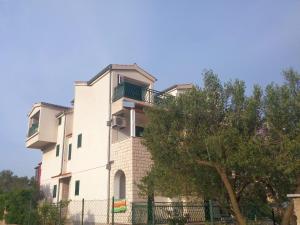 Apartments and Rooms Saric