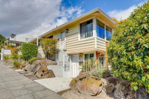 Walk to Water Seattle Garden Apt with Shared Patio!