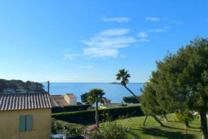Haven of peace with pool facing the sea
