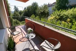 ALURE RESIDENCES 2 & 24h self check-in, parking in the garage in the apartment building included, new building, terrace, green location with a forest park with a lake, children's playground - Skubín