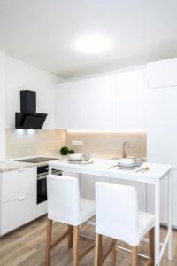 ALURE RESIDENCES 2 & 24h self check-in, parking in the garage in the apartment building included, new building, terrace, green location with a forest park with a lake, childrens playground