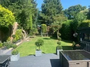 Beautiful Little Bungalow, Indoor Fireplace, & Bar - Fawkham