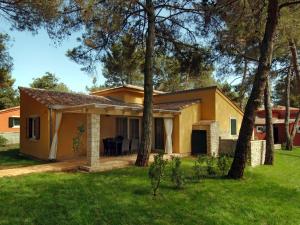 Villa with terrace and WiFi 2km from Umag