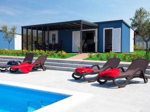 Modern chalet with 2 bathrooms and a veranda 16km from Umag