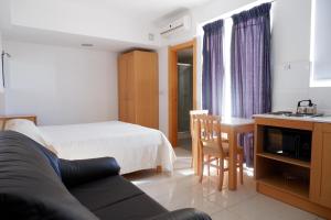 Studio (2 Adults) room in Shamrock Apartments