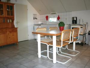 Maisons de vacances Comfortable home with terrace in a pleasant holiday village : photos des chambres