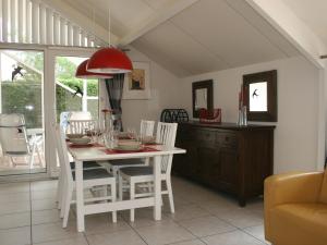 Maisons de vacances Comfortable home with terrace in a pleasant holiday village : photos des chambres