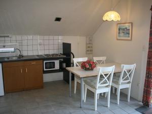 Maisons de vacances Comfortable home with terrace in a pleasant holiday village : photos des chambres