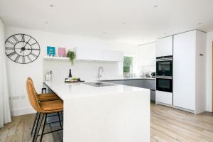 Lakeside property with spa on a nature reserve Butterfly Sound CW10