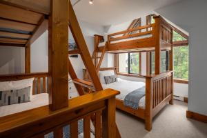 3BR in Snowberry, King Bed, Wood Burning Fireplace, Large Kitchen, Near Gondola