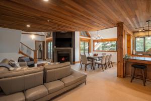3BR in Snowberry, King Bed, Wood Burning Fireplace, Large Kitchen, Near Gondola