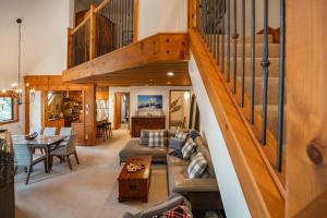 3BR in Snowberry, King Bed, Wood Burning Fireplace, Large Kitchen, Near Gondola