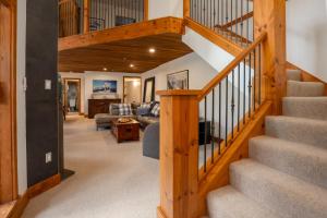 3BR in Snowberry, King Bed, Wood Burning Fireplace, Large Kitchen, Near Gondola