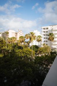 One&lux Marbella House - Bright Beachfront Duplex with Parking, Pool & Gym
