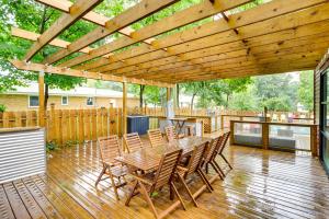 South Haven Oasis - Private Hot Tub, Pool and Grill!