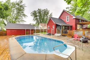 obrázek - South Haven Oasis - Private Hot Tub, Pool and Grill!