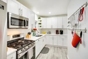 South Haven Oasis - Private Hot Tub, Pool and Grill!