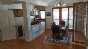 Villa Koteski - Spacious Apt, Near Lake & Parking