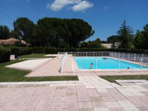 F1 avec piscine dans résidence privée