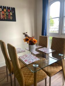 Beautiful 2 bed waterfront apartment with parking perfect for Canary Wharf - 2 bed 2 bath apartment with High speed WIFI and Netflix and parking