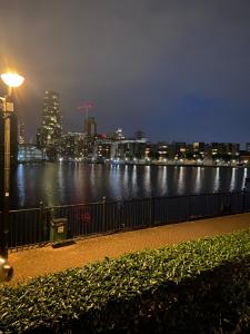 Beautiful 2 bed waterfront apartment with parking perfect for Canary Wharf - 2 bed 2 bath apartment with High speed WIFI and Netflix and parking